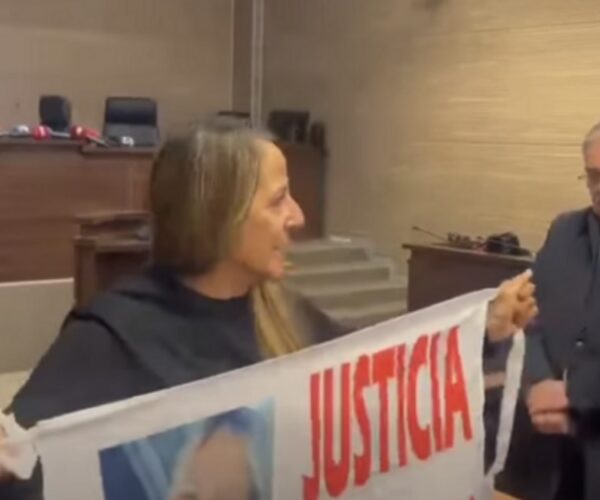 “Asesino”, reagimi i nënës së argjentinases në gjykatë pasi Endrit Nika u dënua me 18 vjet burgim