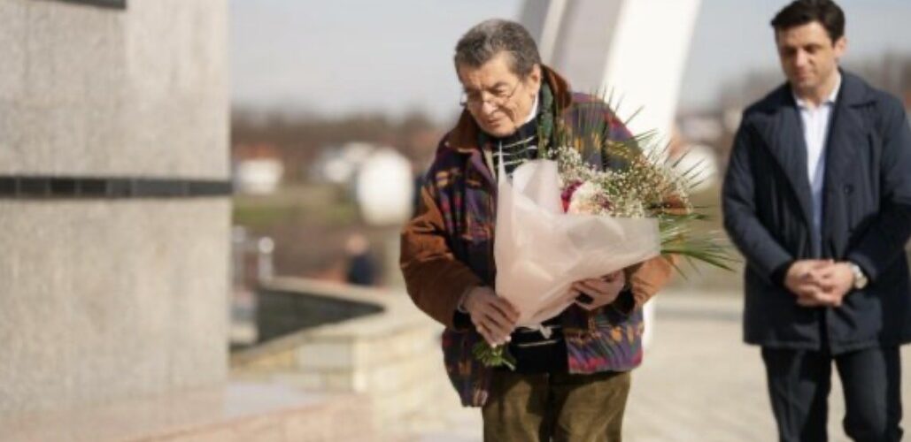 Ish prokurori kryesor në gjyqin kundër Millosheviqit viziton Memorialin Përkujtimor në Reçak, Buja: U takuam me të mbijetuar të masakrës