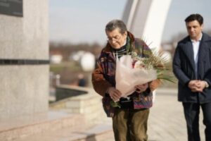 Ish prokurori kryesor në gjyqin kundër Millosheviqit viziton Memorialin Përkujtimor në Reçak, Buja: U takuam me të mbijetuar të masakrës