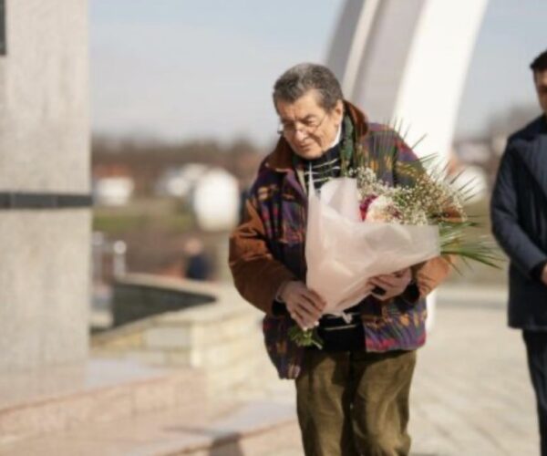 Ish prokurori kryesor në gjyqin kundër Millosheviqit viziton Memorialin Përkujtimor në Reçak, Buja: U takuam me të mbijetuar të masakrës