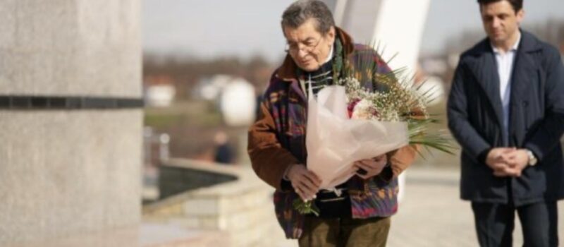 Ish prokurori kryesor në gjyqin kundër Millosheviqit viziton Memorialin Përkujtimor në Reçak, Buja: U takuam me të mbijetuar të masakrës