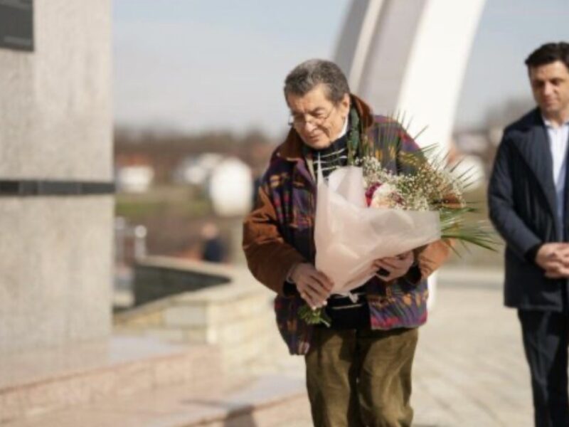 Ish prokurori kryesor në gjyqin kundër Millosheviqit viziton Memorialin Përkujtimor në Reçak, Buja: U takuam me të mbijetuar të masakrës