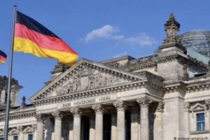 Gjermania thirrje shtetasve të saj të largohen nga Irani