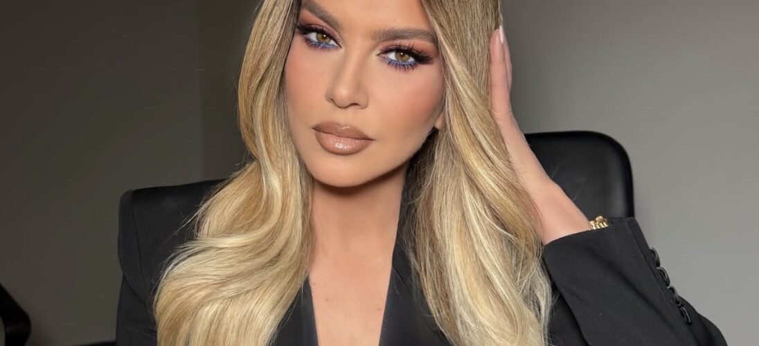 Leonora publikon foto duke lexuar Ku’ran (Foto)