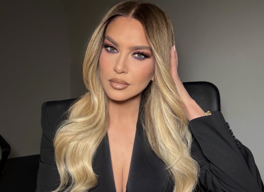 Leonora publikon foto duke lexuar Ku’ran (Foto)