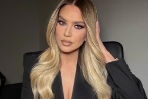 Leonora publikon foto duke lexuar Ku’ran (Foto)