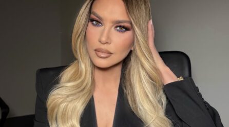 Leonora publikon foto duke lexuar Ku’ran (Foto)