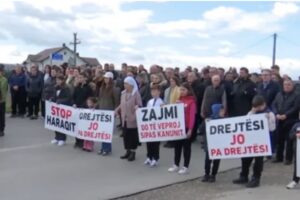 Banorët e dy fshatrave bllokojnë magjistralen Prishtinë–Pejë, kërkojnë zgjidhje për çështjet pronësore