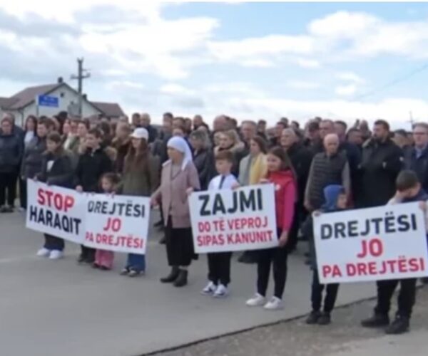 Banorët e dy fshatrave bllokojnë magjistralen Prishtinë–Pejë, kërkojnë zgjidhje për çështjet pronësore