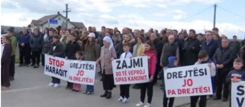 Banorët e dy fshatrave bllokojnë magjistralen Prishtinë–Pejë, kërkojnë zgjidhje për çështjet pronësore