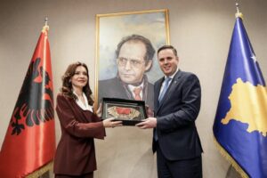 Abdixhiku pret në takim Elisa Spiropalin