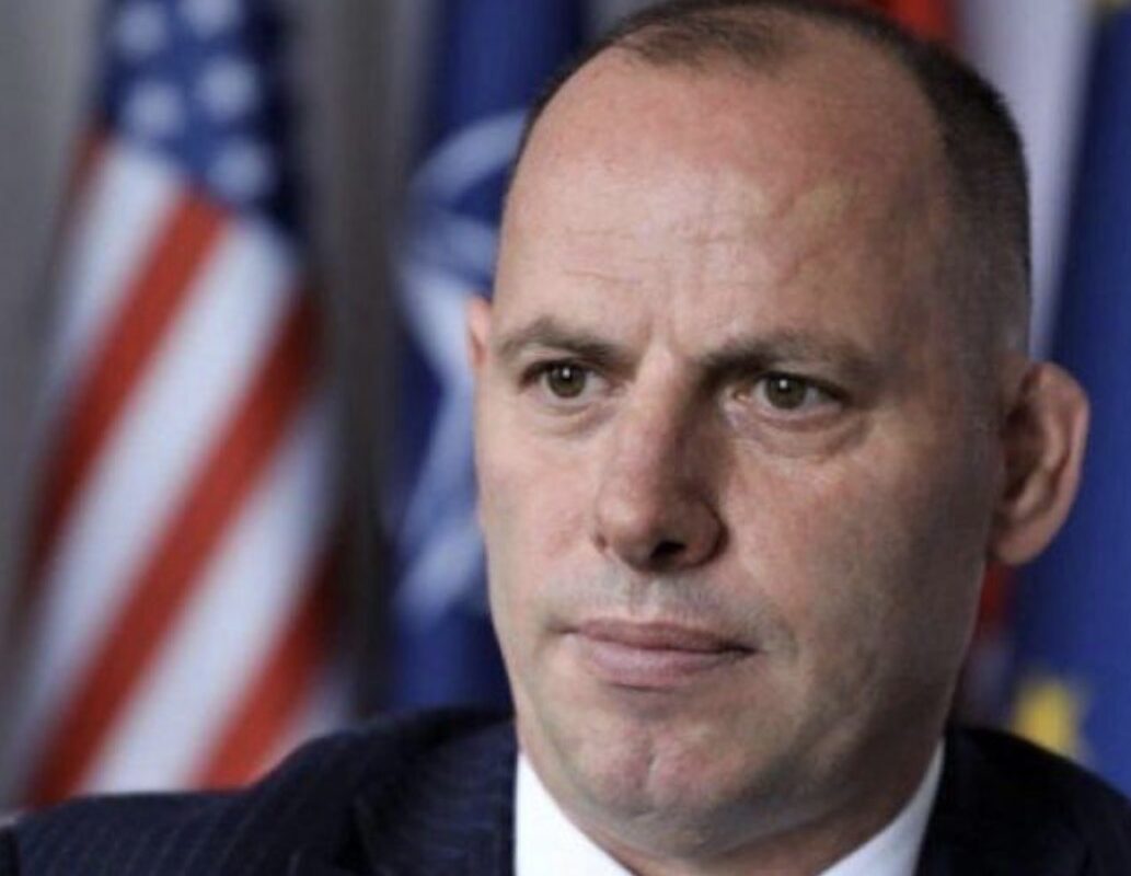 Kurti kërkoi fillimisht vota për Konjufcën president, pretendon Lladrovci