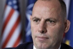 Kurti kërkoi fillimisht vota për Konjufcën president, pretendon Lladrovci