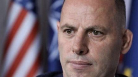 Kurti kërkoi fillimisht vota për Konjufcën president, pretendon Lladrovci