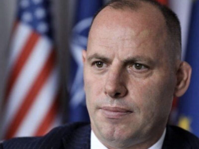 Kurti kërkoi fillimisht vota për Konjufcën president, pretendon Lladrovci