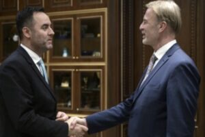 Bajrami kërkon heqjen e plotë të masave, zyrtarja e BE’së vlerëson orientimin gjeostrategjik të Kosovës