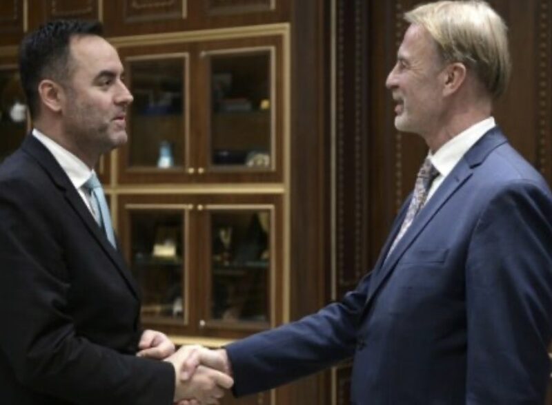 Bajrami kërkon heqjen e plotë të masave, zyrtarja e BE’së vlerëson orientimin gjeostrategjik të Kosovës