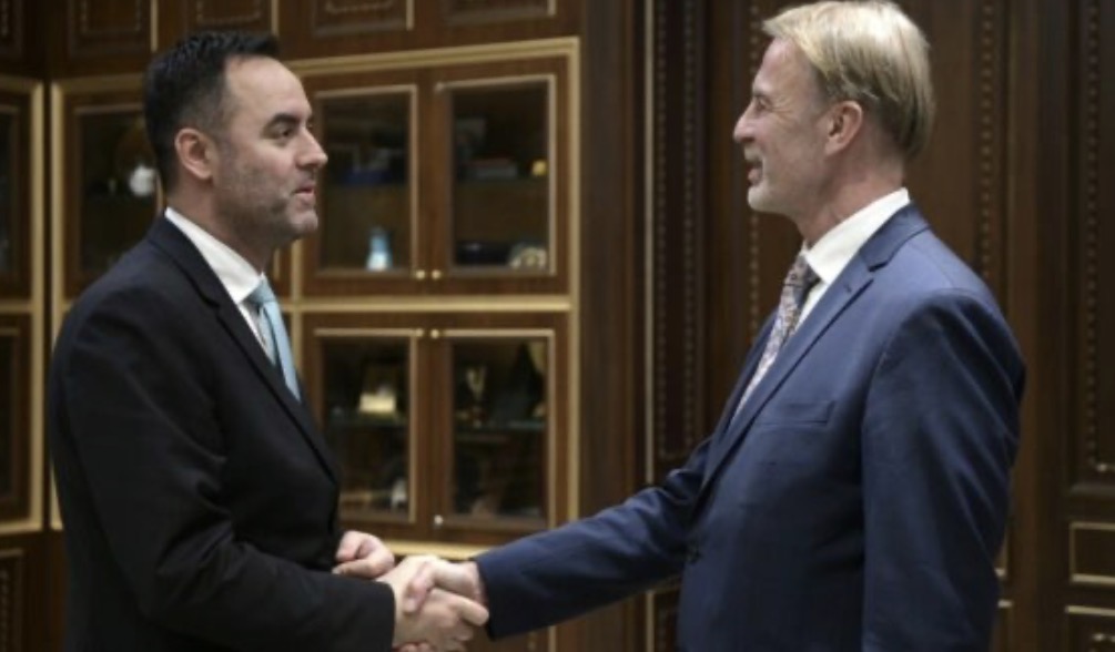 Bajrami kërkon heqjen e plotë të masave, zyrtarja e BE’së vlerëson orientimin gjeostrategjik të Kosovës