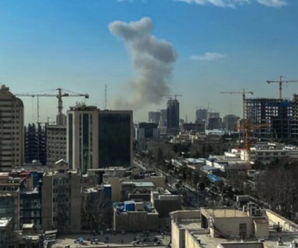 Izraeli dhe Irani mbyllin hapësirat ajrore