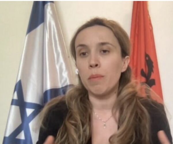 Ambasadaorja e Shqipërisë: 11 shqiptarë janë të bllokuar në Izrael, iu kemi dhënë udhëzime
