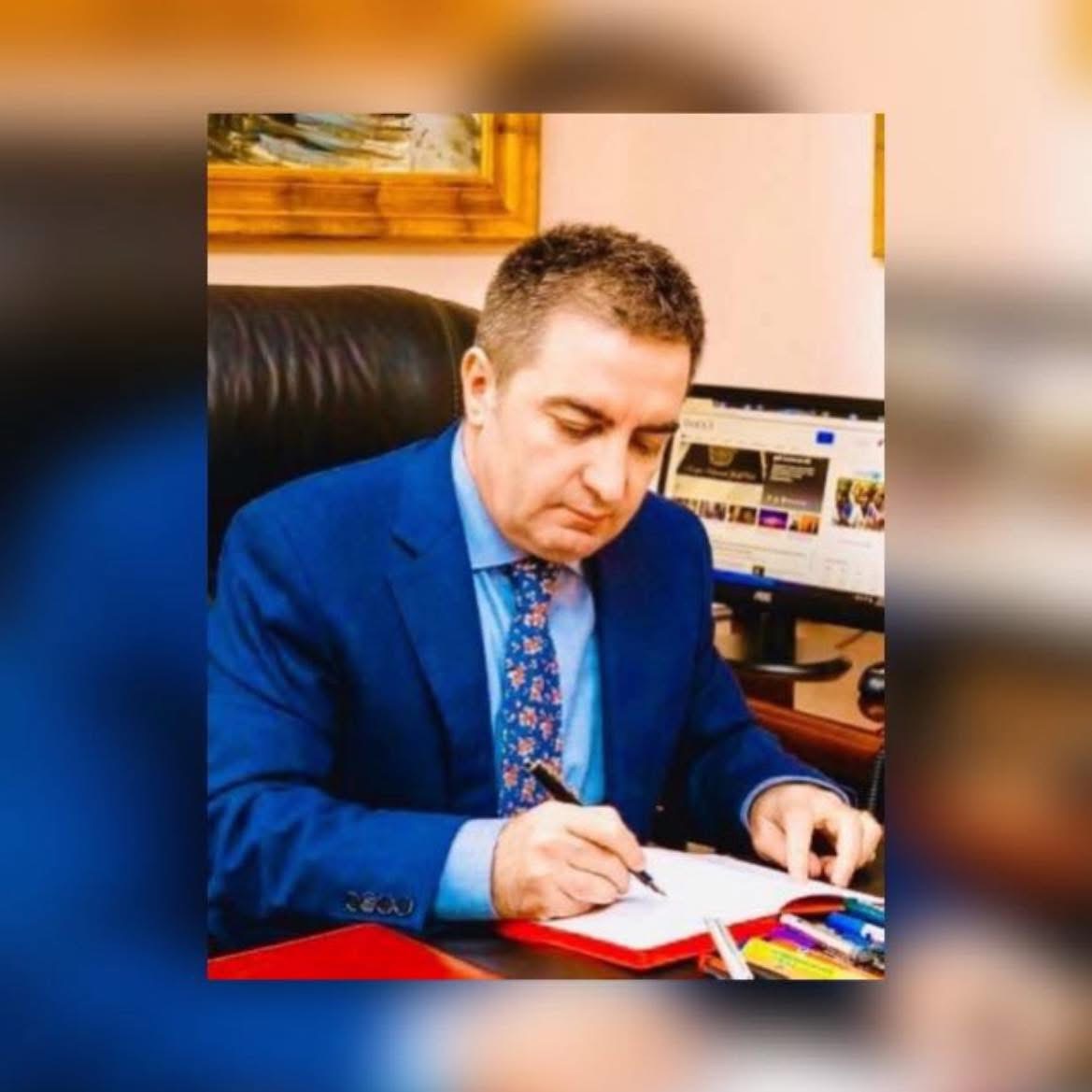 Kur ekrani shpërblen injorancën dhe shoqëria e pranon atë si spektakël