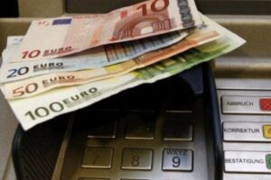 Kurti në mbledhje të partisë thotë se paga e 13’të shpërndahet në fund të muajit