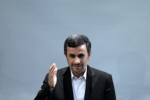Ish-presidenti iranian Mahmoud Ahmadinejad raportohet se u vra gjithashtu në Teheran