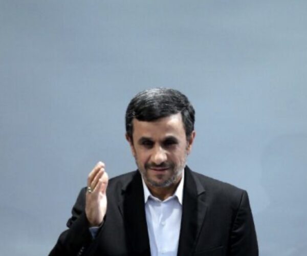 Ish-presidenti iranian Mahmoud Ahmadinejad raportohet se u vra gjithashtu në Teheran
