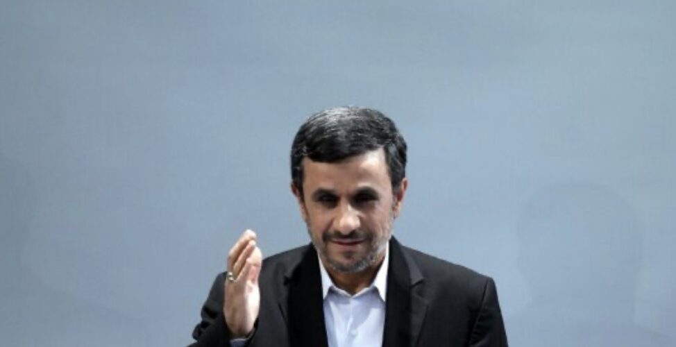Ish-presidenti iranian Mahmoud Ahmadinejad raportohet se u vra gjithashtu në Teheran