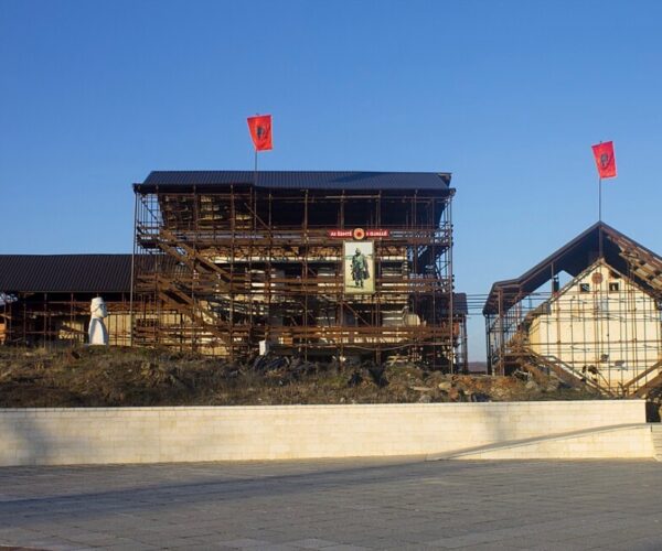 Epopeja e UÇK-së: Krerët e shtetit do të bëjnë homazhe në Prekaz