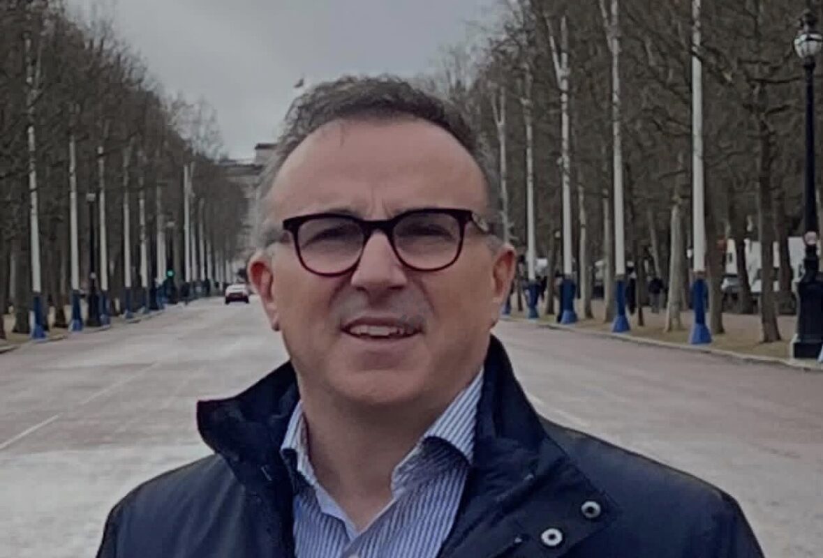 Kur shtetin e qeverisin „fëmijët”, ambasadorët bëhen kujdestarë