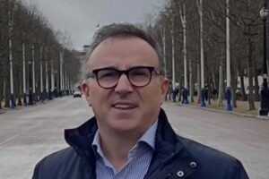 Kur shtetin e qeverisin „fëmijët”, ambasadorët bëhen kujdestarë