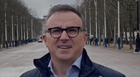 Kur shtetin e qeverisin „fëmijët”, ambasadorët bëhen kujdestarë