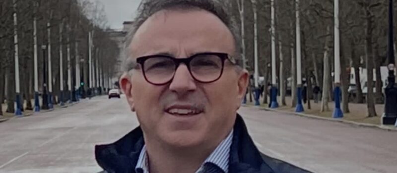 Kur shtetin e qeverisin „fëmijët”, ambasadorët bëhen kujdestarë