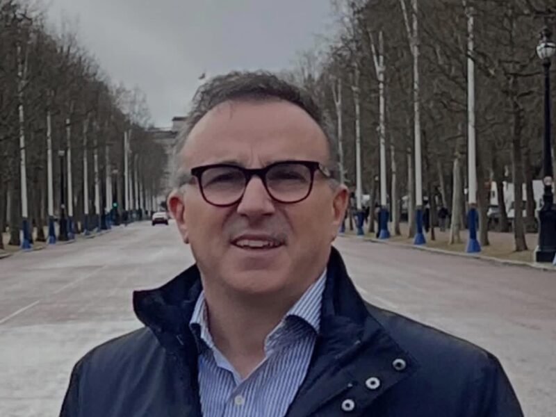 Kur shtetin e qeverisin „fëmijët”, ambasadorët bëhen kujdestarë