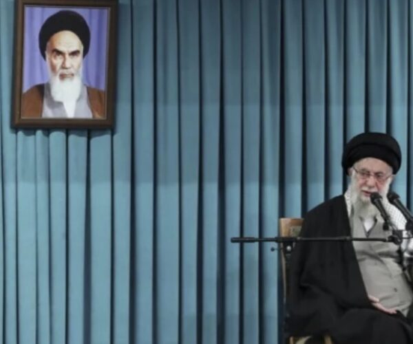 Ajatollahët bëjnë presion për zgjedhjen e Liderit të ri Suprem, Izraeli në gatishmëri për ta shënjestruar