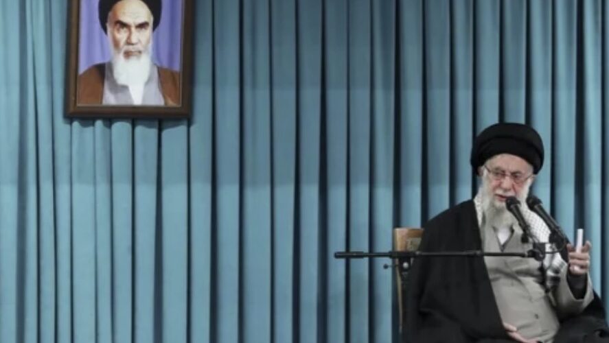 Ajatollahët bëjnë presion për zgjedhjen e Liderit të ri Suprem, Izraeli në gatishmëri për ta shënjestruar