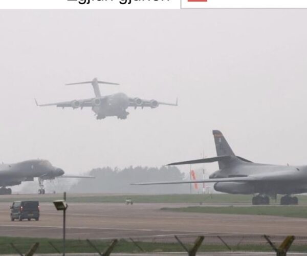 Bombarduesit amerikanë zbarkojnë në Britani, publikohen pamje