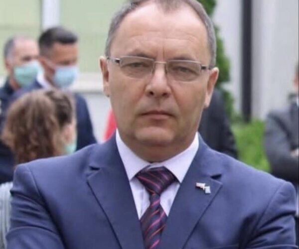 “Kur tradhtarët bëhen heronj e patriotët harrohen”