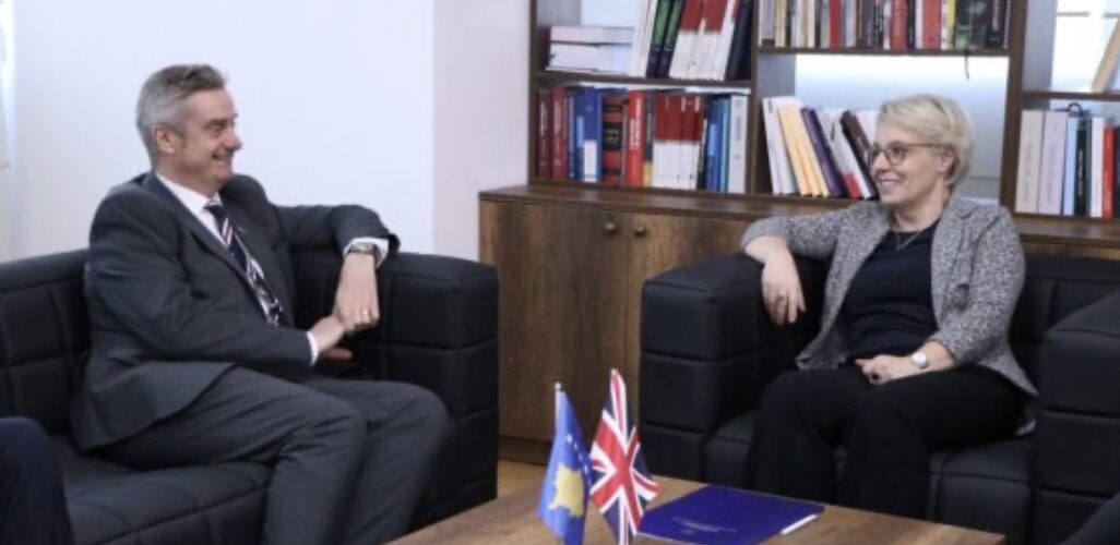 Hargreaves takon Gërvallën, diskuton me të për rëndësinë e “zgjidhjes së shpejt të sfidave politike”