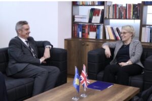 Hargreaves takon Gërvallën, diskuton me të për rëndësinë e “zgjidhjes së shpejt të sfidave politike”