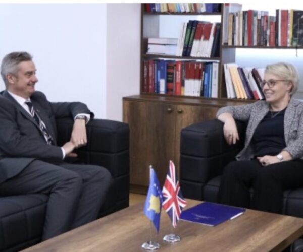 Hargreaves takon Gërvallën, diskuton me të për rëndësinë e “zgjidhjes së shpejt të sfidave politike”