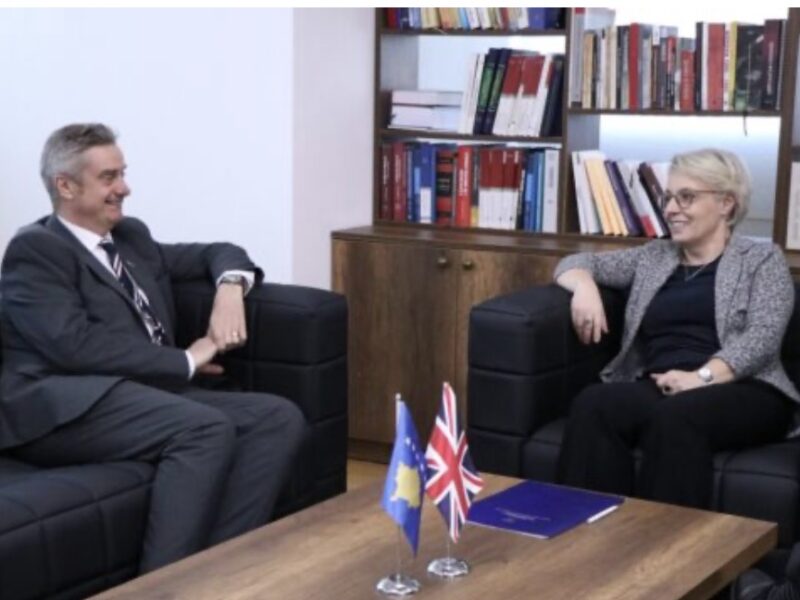 Hargreaves takon Gërvallën, diskuton me të për rëndësinë e “zgjidhjes së shpejt të sfidave politike”