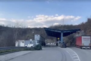 Përfundon protesta e serbëve afër Jarinjës, Qendra për Menaxhimin Kufitar: Qarkullimi po zhvillohet normalisht