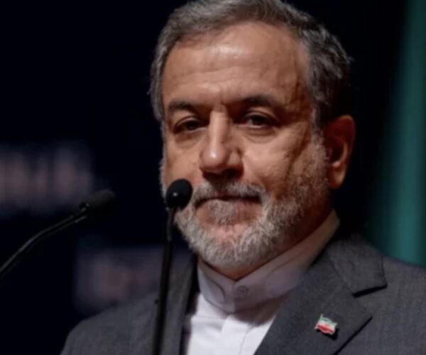 Irani “kurrë nuk ka kërkuar” armëpushim apo negociata, thotë ministri i jashtëm