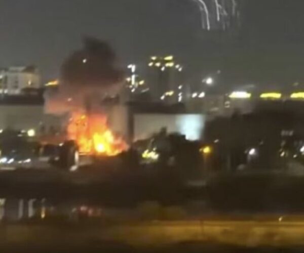 Përshkallëzohet konflikti – droni iranian godet ambasadën e SHBA në Bagdad, shpërthime të fuqishme edhe në Dubai