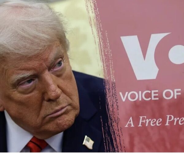 Një vit pas pezullimit, gjykata urdhëron rihapjen e “Zërit të Amerikës”