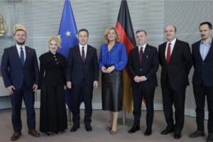 Vizita u përqendrua në thellimin e bashkëpunimit parlamentar dhe forcimin e marrëdhënieve mes Shqipërisë dhe Gjermanisë dhe mbështetjen e anëtarësimit të Shqipërisë në BE. Gjatë takimit, u vlerësuan marrëdhëniet e shkëlqyera dypalëshe, të cilat karakterizohen nga një dialog i intensifikuar politik dhe mbështetje e vazhdueshme e Gjermanisë për procesin e integrimit europian të Shqipërisë. Kryetari Peleshi shprehu mirënjohjen për rolin kyç të Gjermanisë në mbështetjen e reformave, veçanërisht në fushat e drejtësisë, demokracisë dhe legjislacionit zgjedhor. Gjatë takimit u nënvizua mbështetja e Gjermanisë si një faktor vendimtar për përparimin e Shqipërisë drejt anëtarësimit në Bashkimin Europian. U theksua nevoja për një proces zgjerimi të bazuar në merita dhe për vazhdimin e reformave të thella në vend.