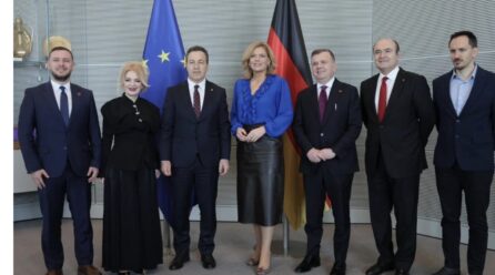 Vizita u përqendrua në thellimin e bashkëpunimit parlamentar dhe forcimin e marrëdhënieve mes Shqipërisë dhe Gjermanisë dhe mbështetjen e anëtarësimit të Shqipërisë në BE.  Gjatë takimit, u vlerësuan marrëdhëniet e shkëlqyera dypalëshe, të cilat karakterizohen nga një dialog i intensifikuar politik dhe mbështetje e vazhdueshme e Gjermanisë për procesin e integrimit europian të Shqipërisë. Kryetari Peleshi shprehu mirënjohjen për rolin kyç të Gjermanisë në mbështetjen e reformave, veçanërisht në fushat e drejtësisë, demokracisë dhe legjislacionit zgjedhor.  Gjatë takimit u nënvizua mbështetja e Gjermanisë si një faktor vendimtar për përparimin e Shqipërisë drejt anëtarësimit në Bashkimin Europian. U theksua nevoja për një proces zgjerimi të bazuar në merita dhe për vazhdimin e reformave të thella në vend.