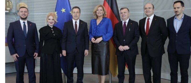 Vizita u përqendrua në thellimin e bashkëpunimit parlamentar dhe forcimin e marrëdhënieve mes Shqipërisë dhe Gjermanisë dhe mbështetjen e anëtarësimit të Shqipërisë në BE. Gjatë takimit, u vlerësuan marrëdhëniet e shkëlqyera dypalëshe, të cilat karakterizohen nga një dialog i intensifikuar politik dhe mbështetje e vazhdueshme e Gjermanisë për procesin e integrimit europian të Shqipërisë. Kryetari Peleshi shprehu mirënjohjen për rolin kyç të Gjermanisë në mbështetjen e reformave, veçanërisht në fushat e drejtësisë, demokracisë dhe legjislacionit zgjedhor. Gjatë takimit u nënvizua mbështetja e Gjermanisë si një faktor vendimtar për përparimin e Shqipërisë drejt anëtarësimit në Bashkimin Europian. U theksua nevoja për një proces zgjerimi të bazuar në merita dhe për vazhdimin e reformave të thella në vend.